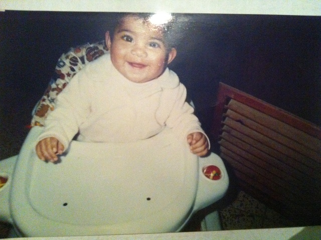 una de las primeras veces en la silla de comer