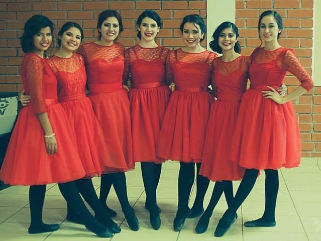 Baile navideño con el grupo de danza.