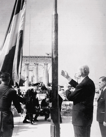 Η Ελληνική Κυβέρνηση στην Αθήνα. Έπαρση της Ελληνικής Σημαίας στην Ακρόπολη.