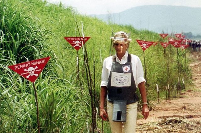 princess diana visited mine feilds in angola to insect the clearin of land mines