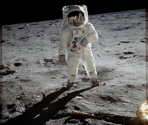 hombre camina sobre la Luna