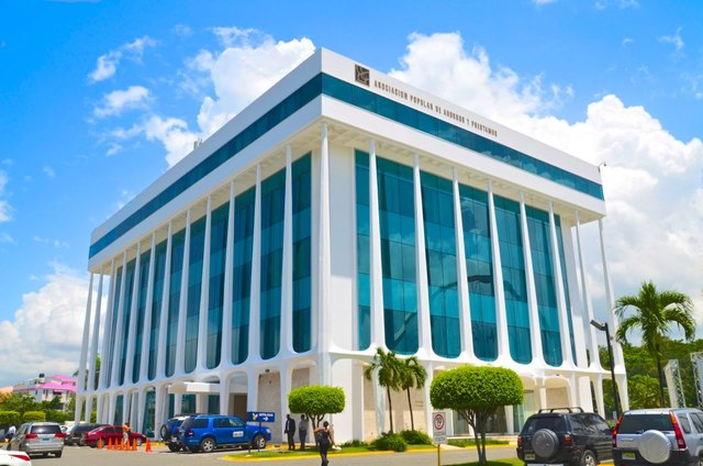 Bancos, Asociaciones de Ahorro y Préstamos e Instituciones de Crédito y Organizaciones Auxiliares