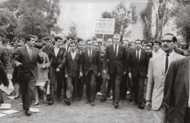 El 22 de Julio se registró una pelea entre estudiantes de la Vocacional 2 del IPN y de la preparatoria particular Isaac Ochoterena, en la Ciudadela. Al día siguiente, en represalia, preparatorianos universitarios apedrearon la Vocacional.