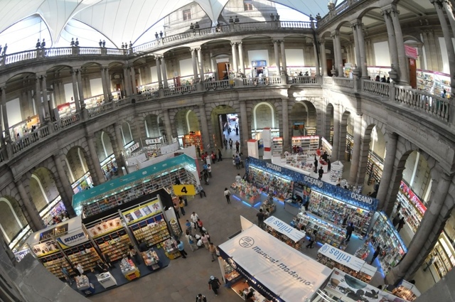 Se realizó en el Palacio de Minería la Primera Feria Internacional del Libro, con la participación de 216 editoriales.