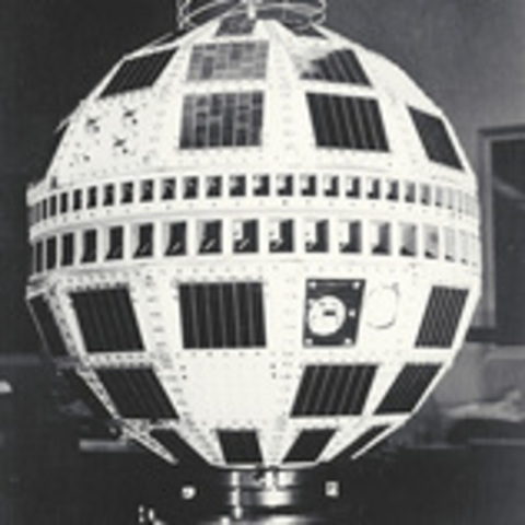 Primer satelite comerrcial