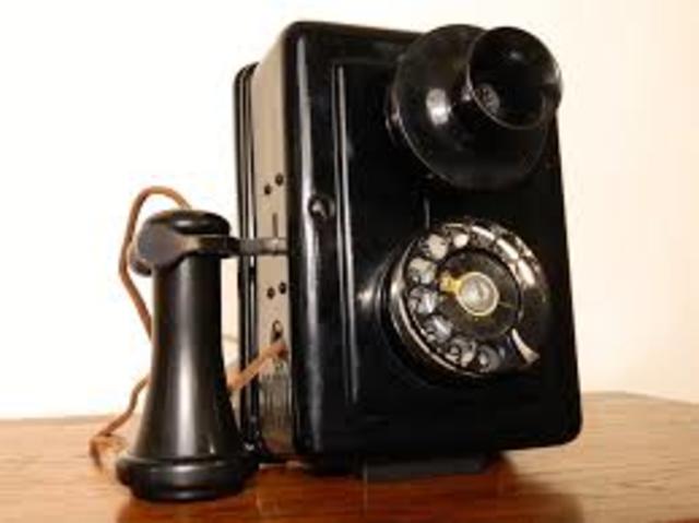 Meucci inventa el teléfono y Bell lo patenta
