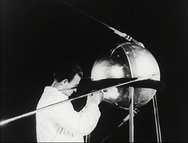 PRIMER SATÉLITE ORBITAL