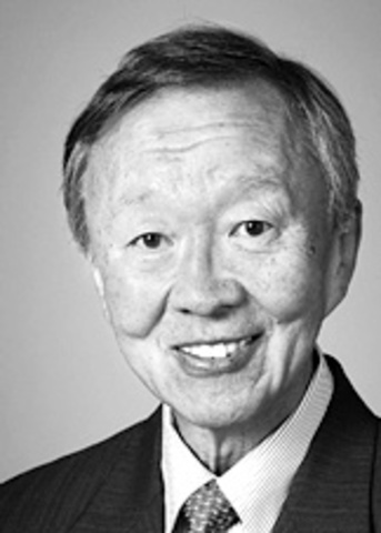 Charles  kao utiliza por 1ª vez fibra óptica para comunicaciones.