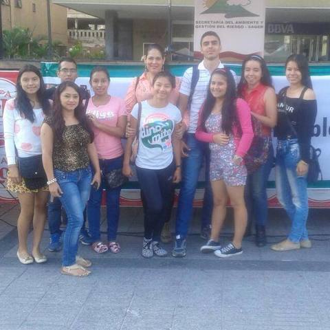 Los alumnos compañeros del estudiante lo apoyaron y acompañaron en su presentacion