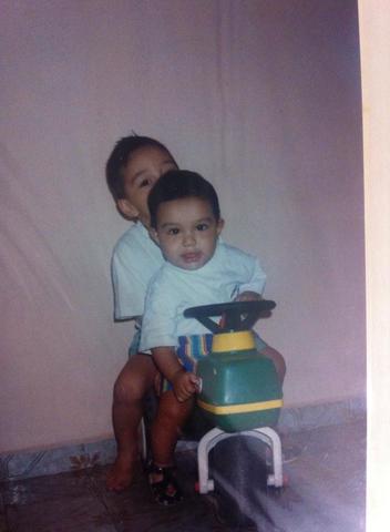 Jugando con mi hermano