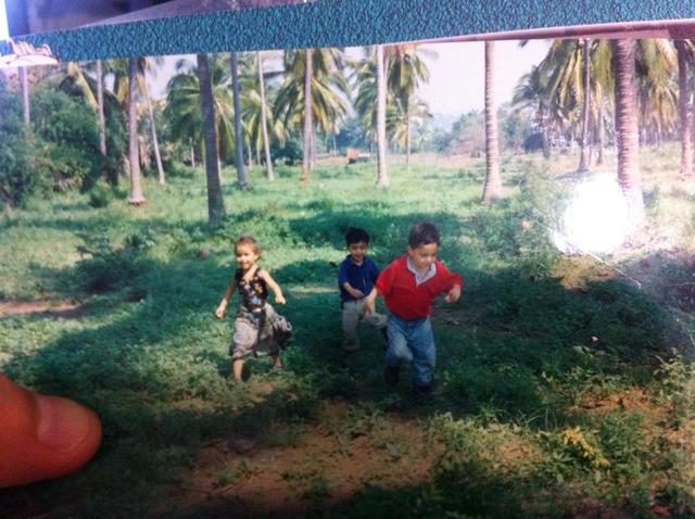 Jugando en una huerta de cocos.