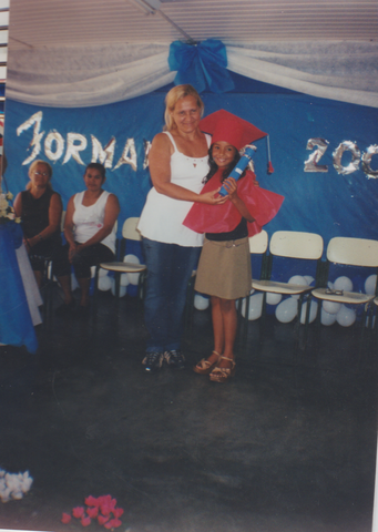 Claudia faz a formatura da 4ª serie