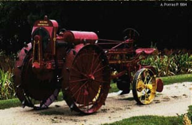 Tractor con motor de gasolina.