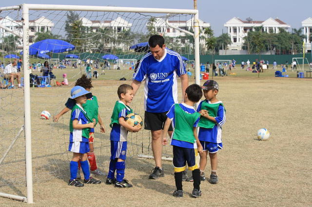 קבוצת הכדור רגל שלי בויאטנם The little Roonys