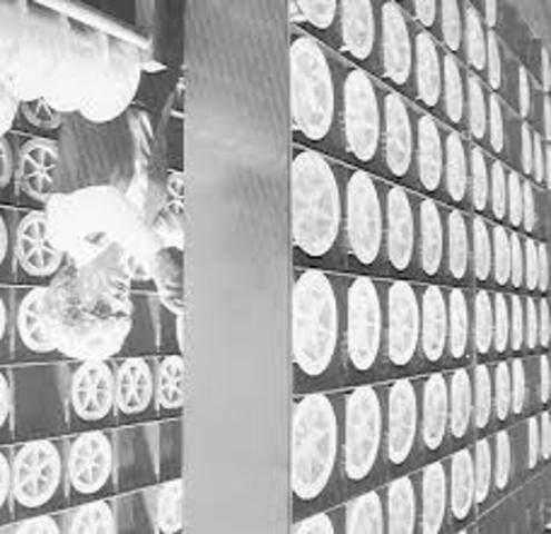 Corning Glass patenta la fibra óptica.