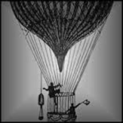 despegue del primer globo aerostático en el patio central del claustro