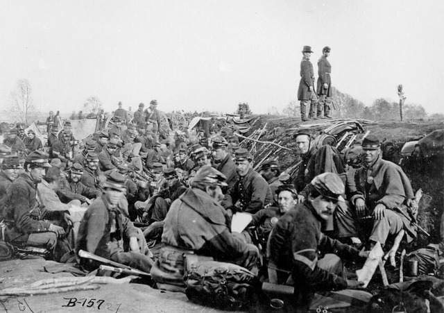 El país se ve sumergido en una cruel y cruenta guerra civil, conocida por el nombre de guerra de los Mil Días.