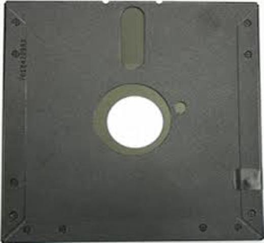 Se lanzan al mercado los CD.