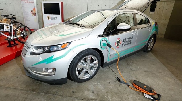 UPB presentó auto eléctrico en Expocar 2015