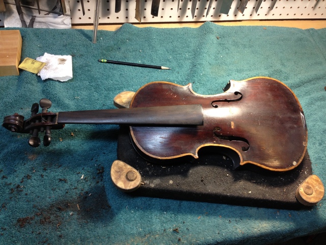 Obtiene su primer violín.