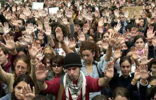 en más de cincuenta ciudades, la sociedad civil española protestó contra los políticos