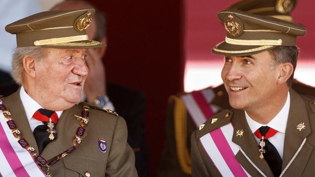 Rey Juan Carlos abdica
