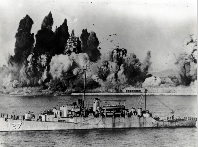 Battle in Inchon/General MacArthur's Amphibious Landing