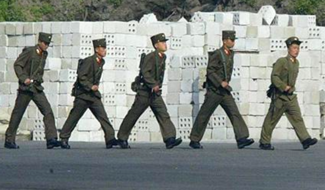 Un/SOuth Korean troops cross the border into North Korea