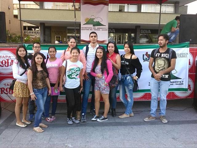 Estudiantes de la universidad CUN haciendo parte de la III Feria Ambiental.