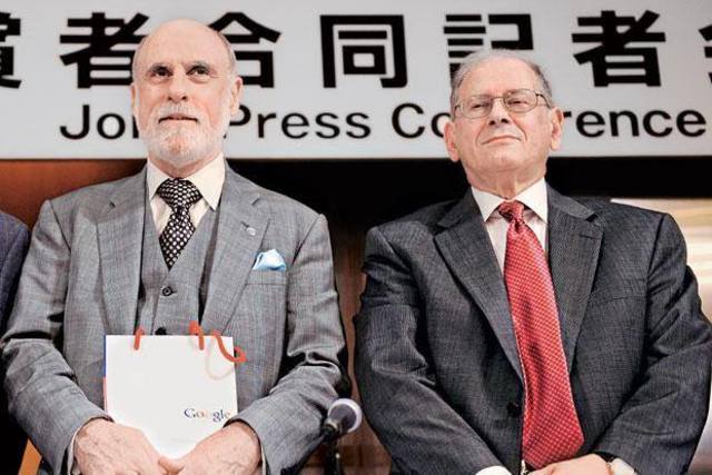 USAN LA PALABRA INTERNET