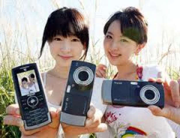 Samsung Electronics unveiled 10M pixel camera phone.