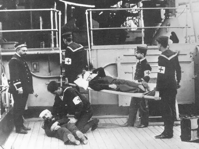 1864, Se realiza la conferencia de Ginebra para tratar un convenio para el trato de los soldados heridos en combate.