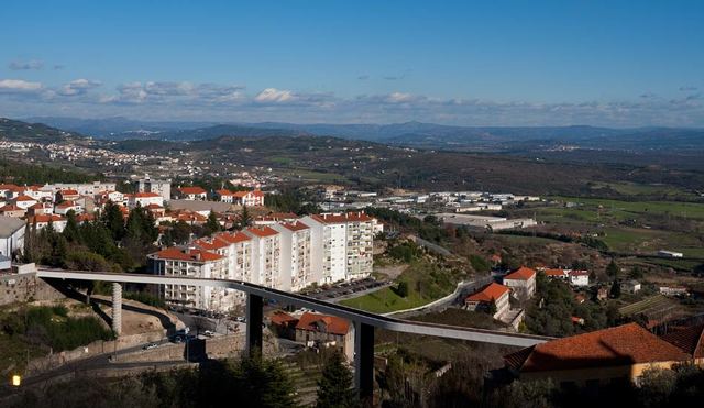 PEDESTRIAN BRIDGE OVER THE CARPINTEIRA STREAM
