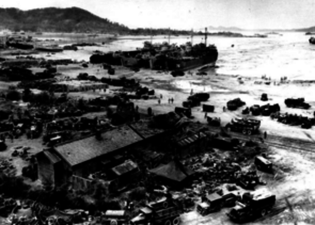 Battle in Inch'on / General MacArthur's Amphibious Landing