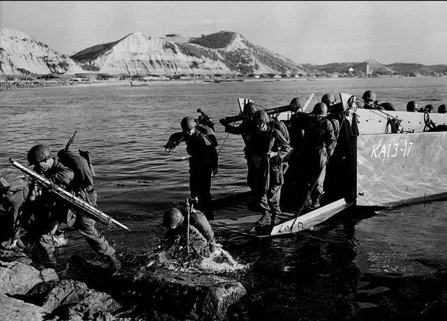 UN/South Korean troops cross the border into North Korea