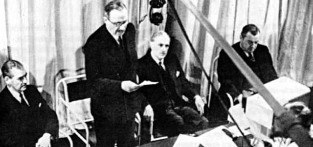 En 1927 se emite el primer programa públoco de televisión.