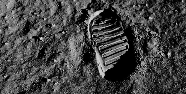 En 1969 el hombre pisa la luna por primera vez.