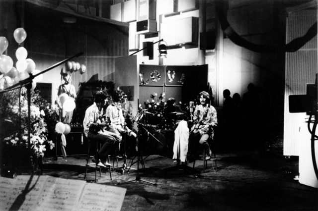 ur world fue la primera producción de televisión satelital internacional en vivo