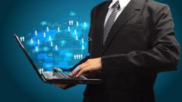 Estonia organiza la primera elección legislativa en línea.