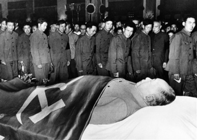 Muere Mao Zedong, líder supremo de China.