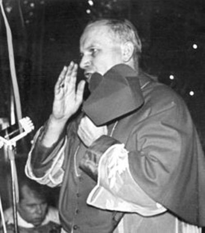 El cardenal polaco, Karol Wojtyła, es elegido papa tras la muerte de Juan Pablo I. Adopta el nombre de Juan Pablo II