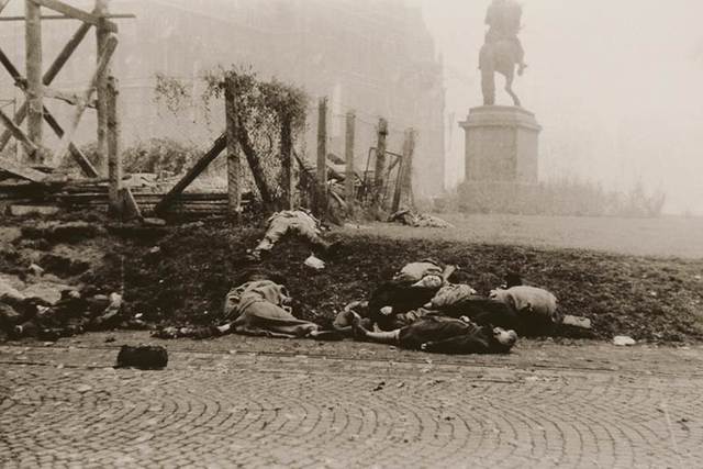 Belelőnek a parlament előtti tömegbe