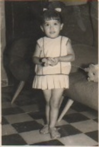 Piedad visita la playa por primera vez