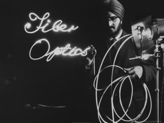 Kapany inventa la fibra óptica