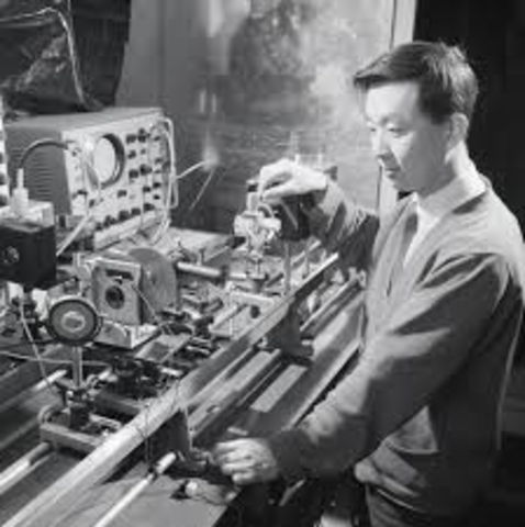 Charles Kao utilizó por primera vez la fibra óptica para conversaciones telefónicas