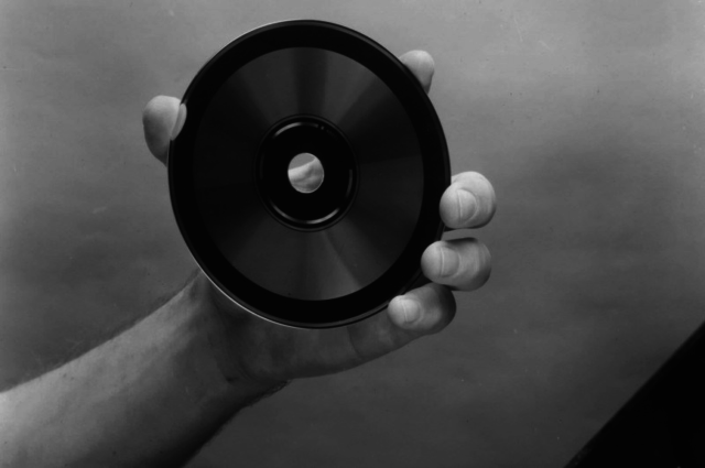 Se lanza al mercado el primer CD de Sony y Philips