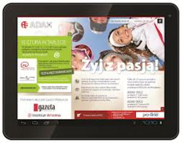 nauczyciele koordynujący projekt tworzą multimedialną ulotkę