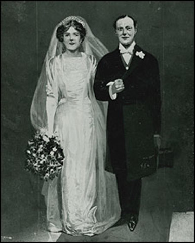 Churchill marries Clementine Hozier