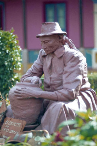 Eli Whitney introduce las partes estandarizadas intercambiablespara simplificar el ensamblaje