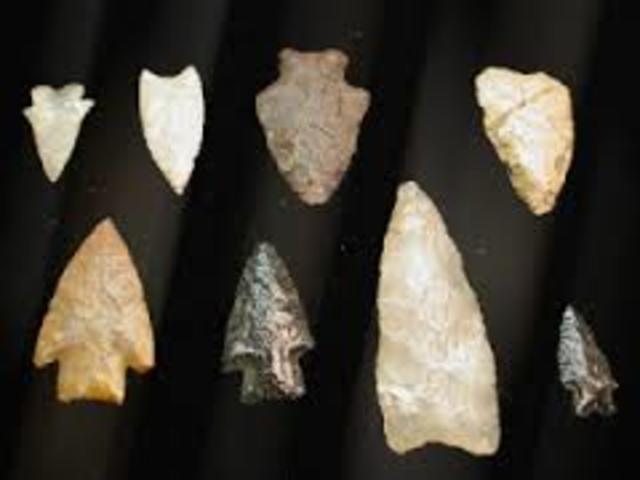 El hombre usaba piedra, flecha y el plato